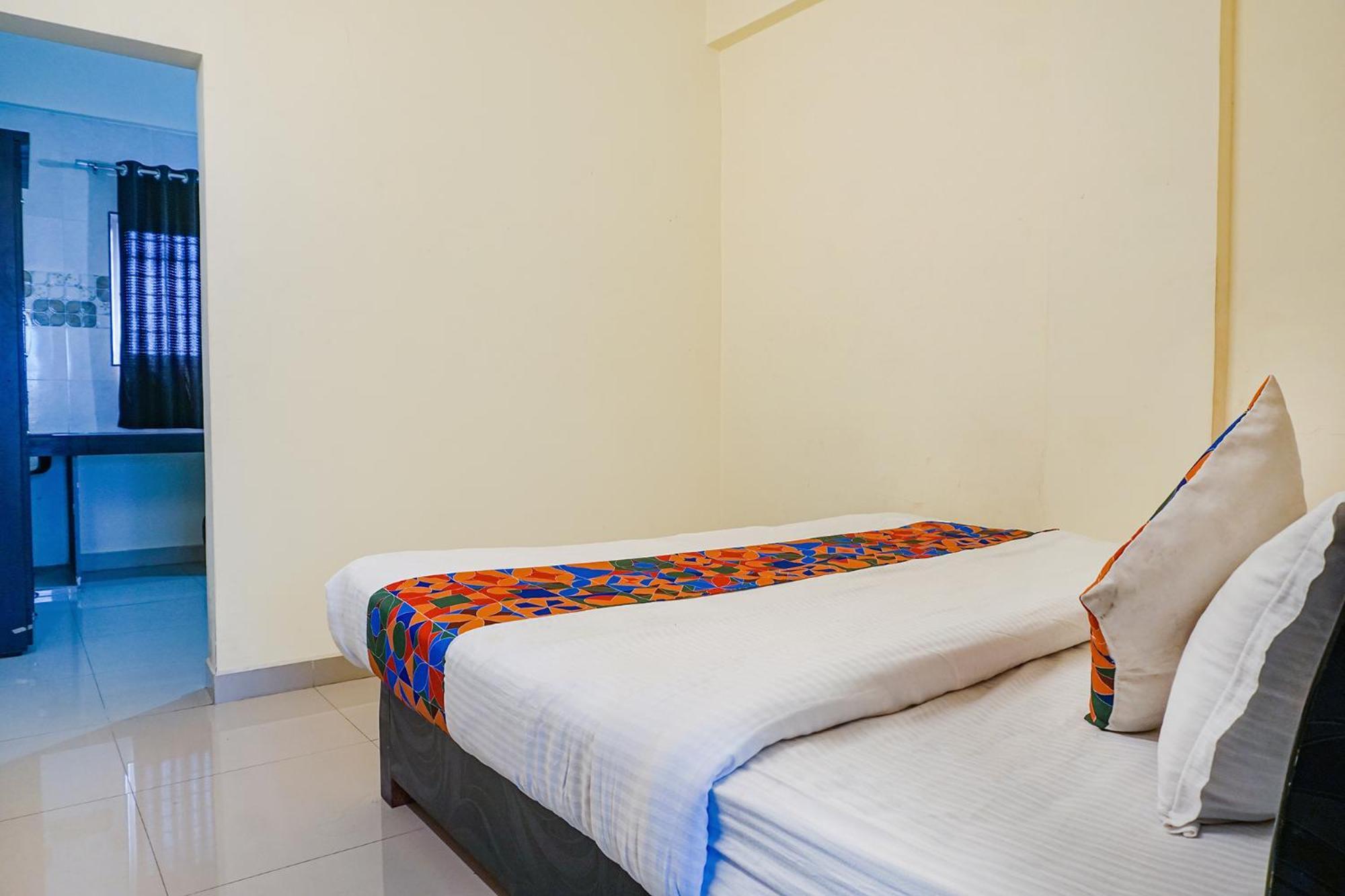 OYO 60685 Hotel Vaishnav Inn Talegaon Dabhade Eksteriør bilde