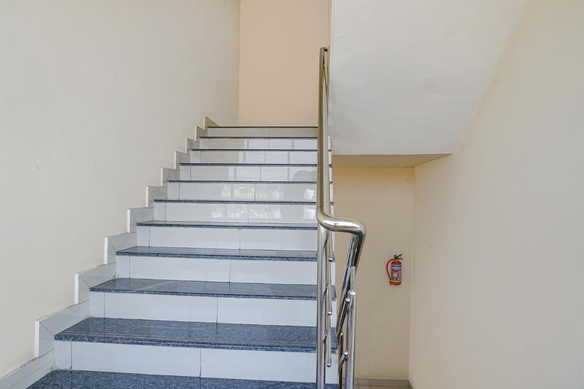 OYO 60685 Hotel Vaishnav Inn Talegaon Dabhade Eksteriør bilde