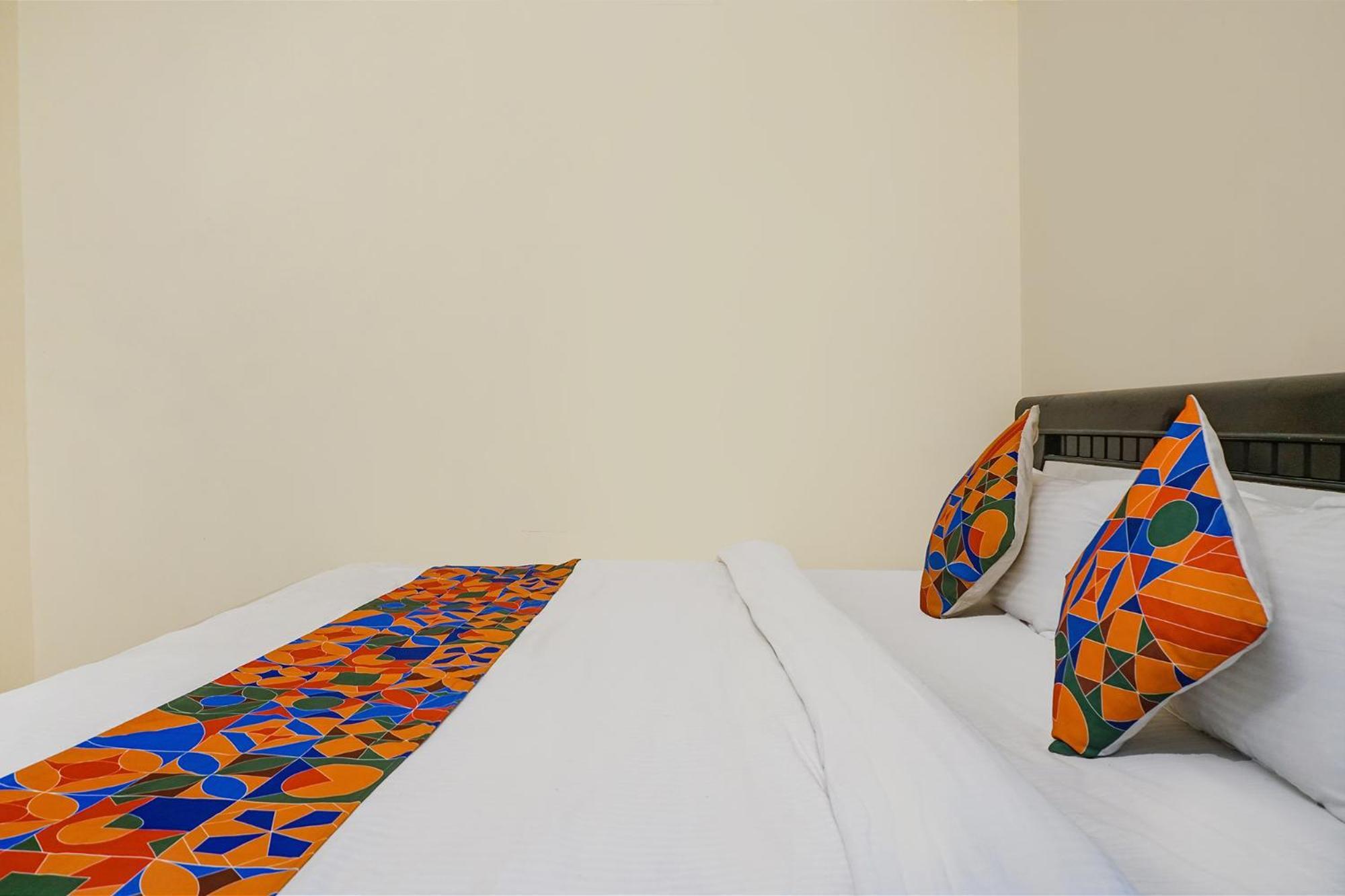OYO 60685 Hotel Vaishnav Inn Talegaon Dabhade Eksteriør bilde