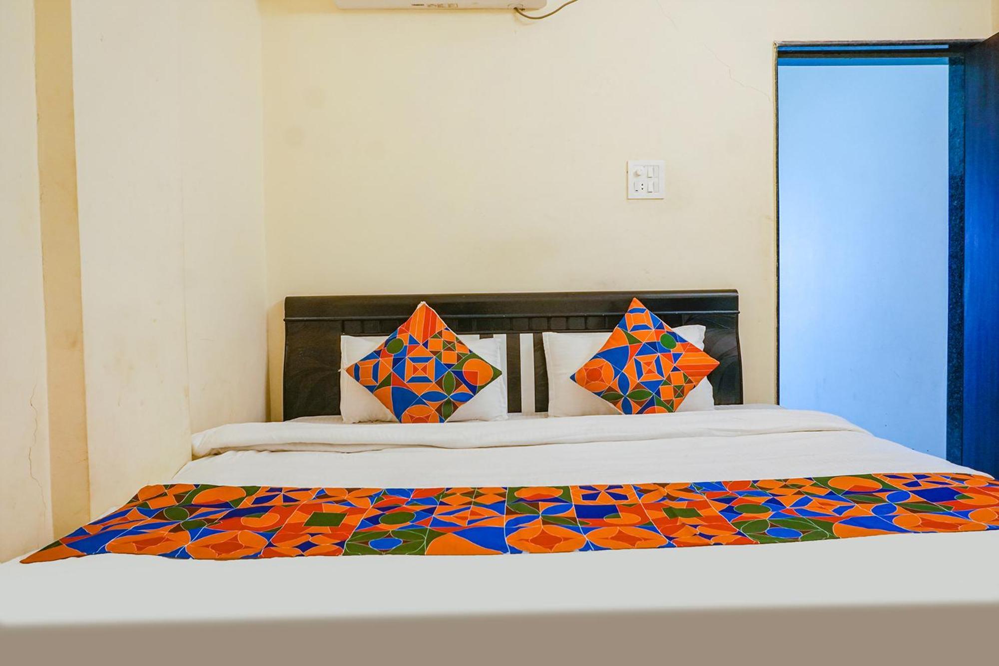 OYO 60685 Hotel Vaishnav Inn Talegaon Dabhade Eksteriør bilde